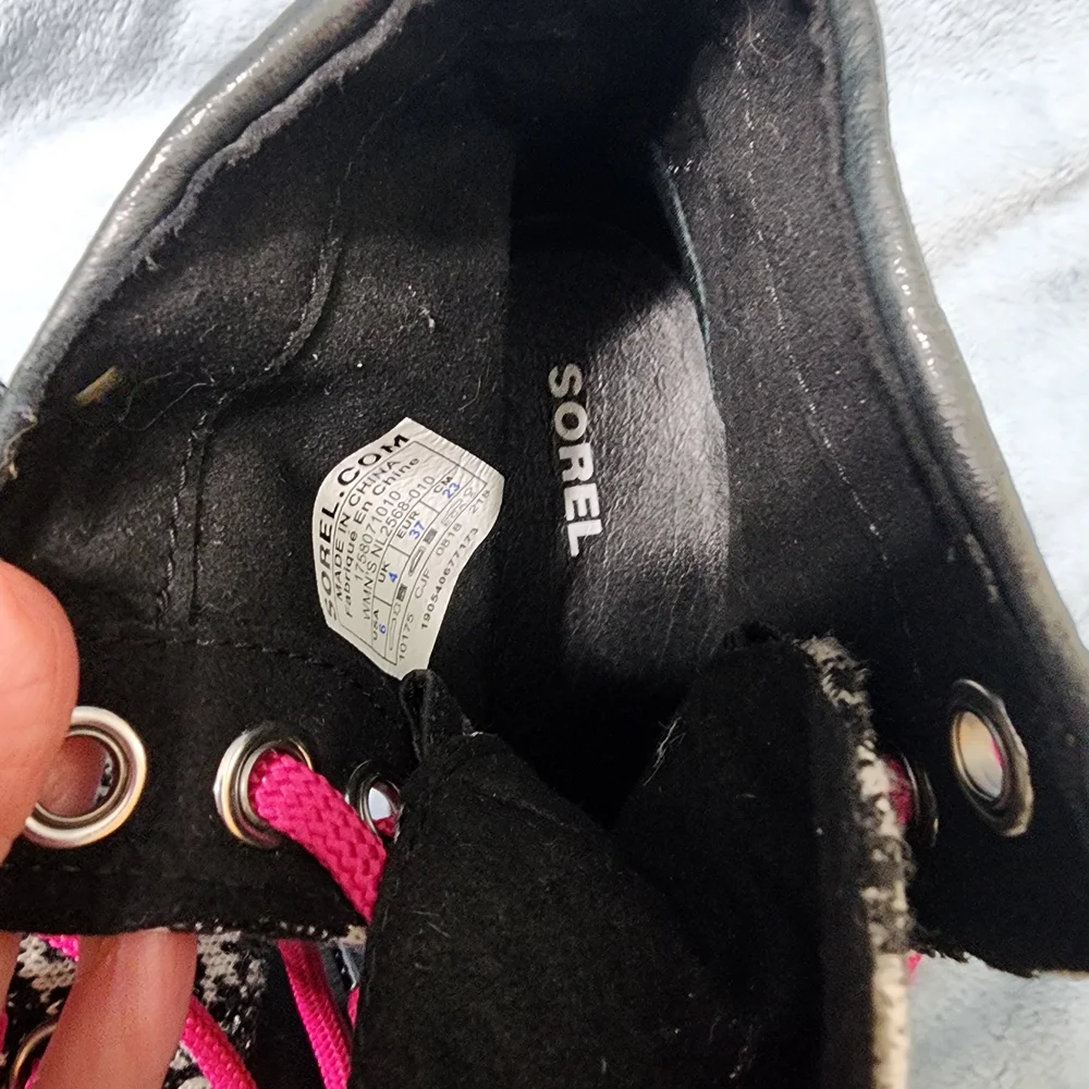 Sorel Women Black Boots with Hot Pink Laces Size 6
